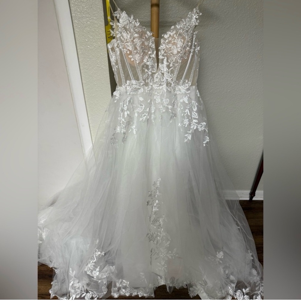 Stunning White Lace Wedding Dress